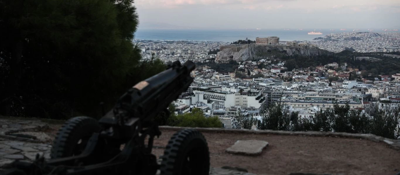 28η Οκτωβρίου: Προβλήματα και καθυστερήσεις με το «καλημέρα» - Με εφεδρικό κανόνι έγιναν οι βολές στον Λυκαβηττό